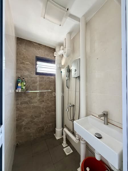 44 Bedok South Road, 44 Bedok South Road, 3 Bedrooms, 904 sqft, HDB Flat For Sale, by Evon Ng, 500108094 - Bathroom - PropertyGuru.com.sg