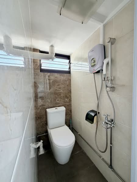 44 Bedok South Road, 44 Bedok South Road, 3 Bedrooms, 904 sqft, HDB Flat For Sale, by Evon Ng, 500108094 - Bathroom - PropertyGuru.com.sg