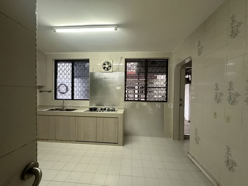 Sennett Estate, Chempaka Avenue, 4 Bedrooms, 1,500 sqft, Terraced House For Rent, by Charlee Ng, 500108142 - Kitchen - PropertyGuru.com.sg