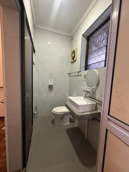 Sennett Estate, Chempaka Avenue, 4 Bedrooms, 1,500 sqft, Terraced House For Rent, by Charlee Ng, 500108142 - Bathroom - PropertyGuru.com.sg