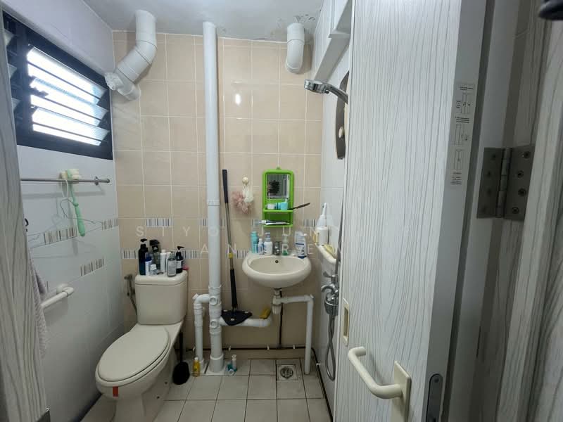 205 Yishun Street 21, 205 Yishun Street 21, 2 Bedrooms, 721 sqft, HDB Flat For Rent, by Siyo Jun Jie Andrew, 500108168 - Bathroom - PropertyGuru.com.sg