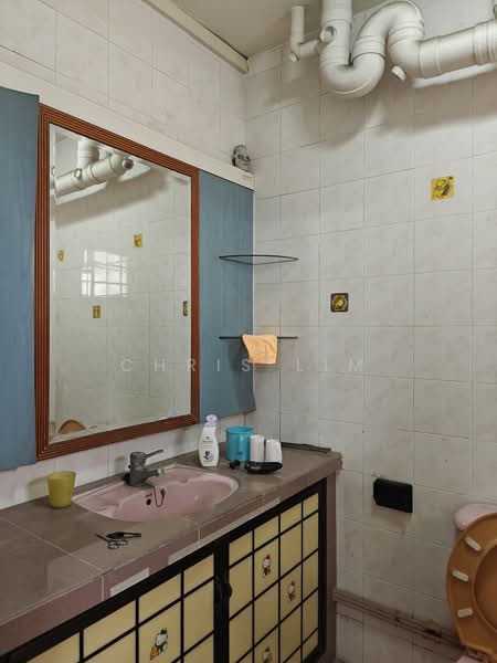 257 Serangoon Central Drive, 257 Serangoon Central Drive, 3 Bedrooms, 1,238 sqft, HDB Flat For Sale, by Chris Lim, 500108208 - Bathroom - PropertyGuru.com.sg