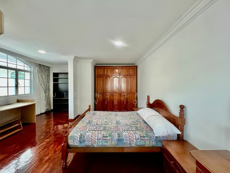 3-sty 999 Semi-D near Kovan MRT, 1km to Holy Innocents, , 6 Bedrooms, 3,600 sqft, Semi-Detached House For Sale, by TRAVIS SEAH, 500108217 - Bedroom - PropertyGuru.com.sg