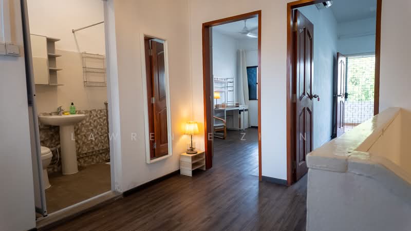 6 Jalan Pacheli, , 5 Bedrooms, 1,800 sqft, Terraced House For Sale, by Lawrence Zhong, 500108227 - Level 2 Hallway - PropertyGuru.com.sg