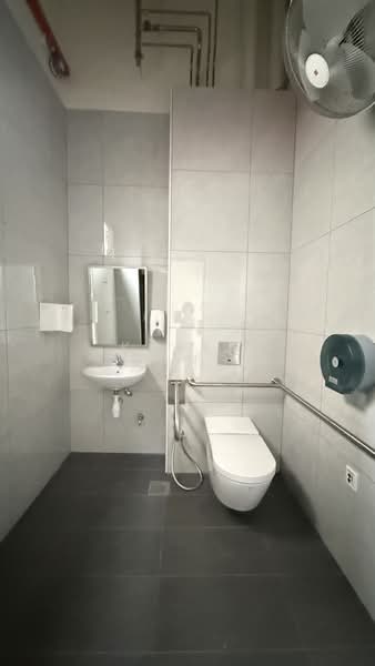 Azalea Kitchens, 25 Genting Road, Macpherson / Potong Pasir, 1,600 sqft, Factory / Workshop (B2) For Rent, by Karen Tang, 500108231 - Bathroom - CommercialGuru.com.sg