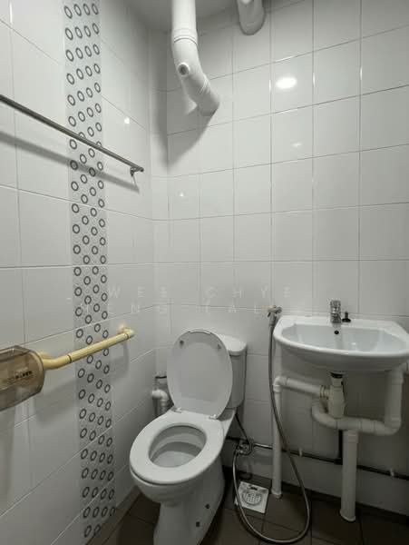 316 Bukit Batok Street 32, 316 Bukit Batok Street 32, 3 Bedrooms, 1,001 sqft, HDB Flat For Sale, by Wee Chye Heng (Alan Wee), 500108242 - Bathroom - PropertyGuru.com.sg