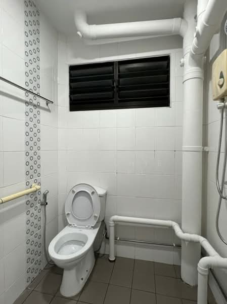 316 Bukit Batok Street 32, 316 Bukit Batok Street 32, 3 Bedrooms, 1,001 sqft, HDB Flat For Sale, by Wee Chye Heng (Alan Wee), 500108242 - Bathroom - PropertyGuru.com.sg