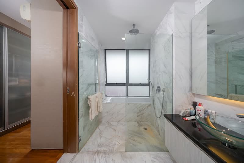 Serangoon Garden Estate, Brockhampton Drive, 6 Bedrooms, 4,200 sqft, Semi-Detached House For Rent, by Aaron Yeo, 500108247 - Bathroom - PropertyGuru.com.sg