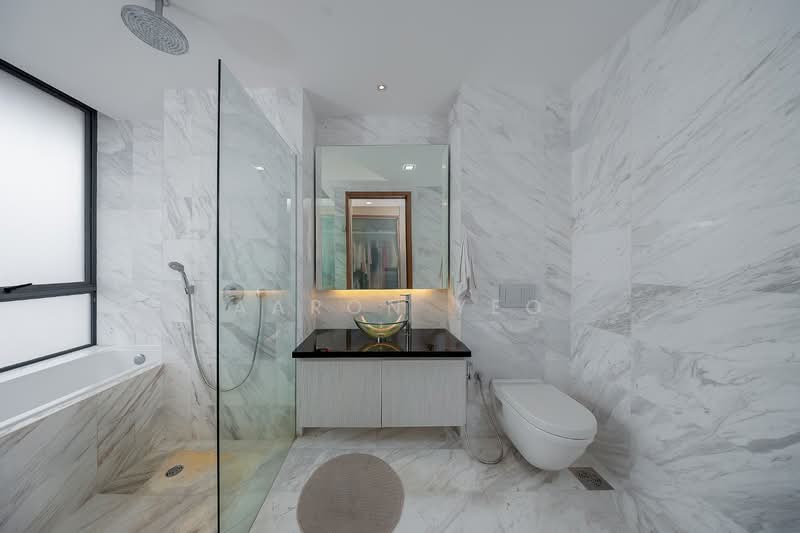 Serangoon Garden Estate, Brockhampton Drive, 6 Bedrooms, 4,200 sqft, Semi-Detached House For Rent, by Aaron Yeo, 500108247 - Bathroom - PropertyGuru.com.sg