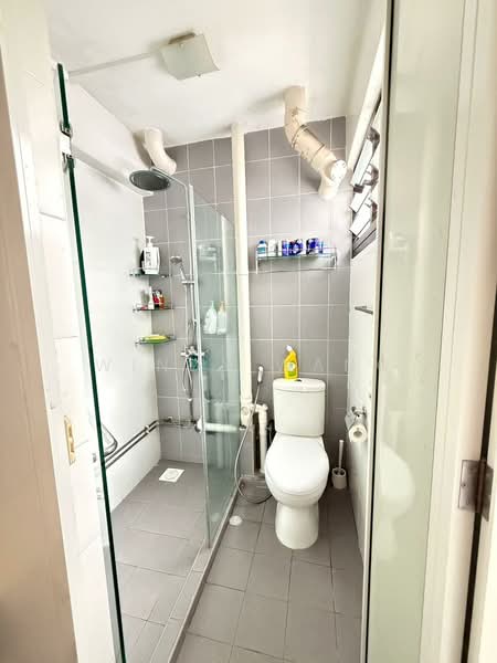 205 Clementi Avenue 6, 205 Clementi Avenue 6, 3 Bedrooms, 980 sqft, HDB Flat For Sale, by Windy Wang, 500108257 - Bathroom - PropertyGuru.com.sg