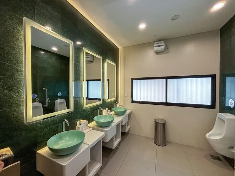 Hub Synergy Point, 70 Anson Road, 3,560 sqft, Office For Rent, by Rae Yeo Rui Ying, 500108281 - Male Bathroom - CommercialGuru.com.sg