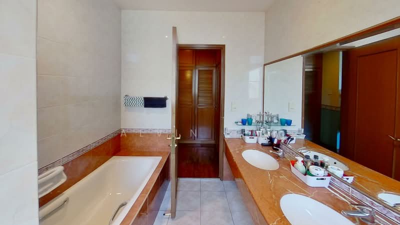 Lakeside Grove, Corporation Rise, 5 Bedrooms, 2,935 sqft, Terraced House For Sale, by Alvin Yeo, 500108299 - Bathroom - PropertyGuru.com.sg