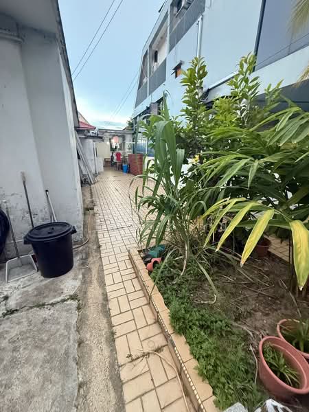 Changi road, , 5 Bedrooms, 1,500 sqft, Bungalow House For Sale, by Cedrik Yu, 500108356 - Exterior - PropertyGuru.com.sg