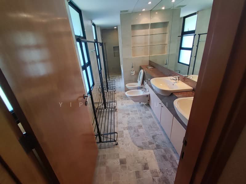 Tanglin Good Class Bungalow . Orchard . Rochalie . Chatsworth, , 5 Bedrooms, 6,000 sqft, Good Class Bungalow For Rent, by Yip Kok Kuin, 500108372 - Bathroom - master - PropertyGuru.com.sg