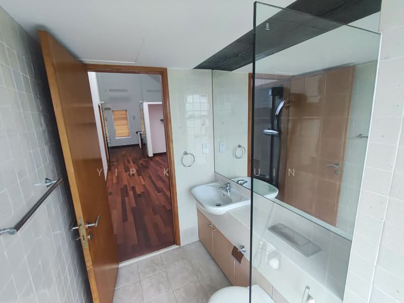 Tanglin Good Class Bungalow . Orchard . Rochalie . Chatsworth, , 5 Bedrooms, 6,000 sqft, Good Class Bungalow For Rent, by Yip Kok Kuin, 500108372 - Bathroom - family - PropertyGuru.com.sg