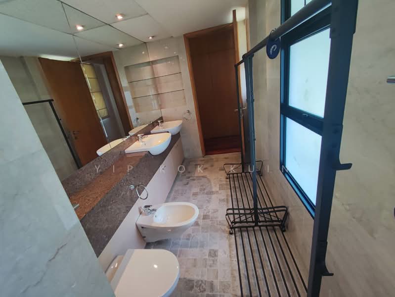 Tanglin Good Class Bungalow . Orchard . Rochalie . Chatsworth, , 5 Bedrooms, 6,000 sqft, Good Class Bungalow For Rent, by Yip Kok Kuin, 500108372 - Bathroom - master - PropertyGuru.com.sg