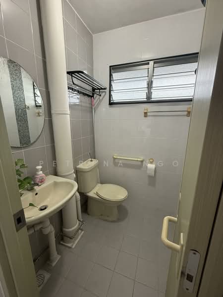 138 Bedok North Street 2, 138 Bedok North Street 2, 2 Bedrooms, 990 sqft, HDB Flat For Rent, by Petrina Ngo, 500108459 - Common Bathroom - PropertyGuru.com.sg