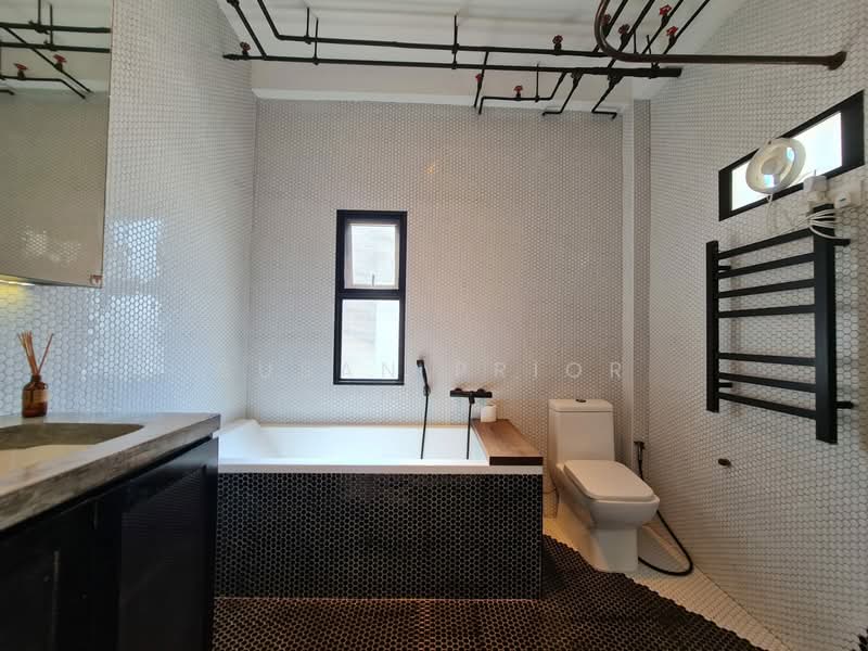 Loft Walkup @ Sing Ave, Nearby Sing Avenue, Farrer Road, 2 Bedrooms, 1,700 sqft, Walk-up Apartment For Rent, by Susan Prior, 500108482 - Bathroom - PropertyGuru.com.sg