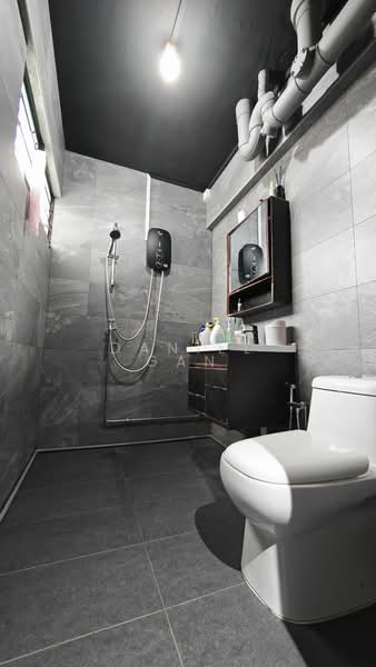 177 Bukit Batok West Avenue 8, 177 Bukit Batok West Avenue 8, 3 Bedrooms, 1,108 sqft, HDB Flat For Rent, by Daniel Gan, 500108491 - Bathroom - PropertyGuru.com.sg