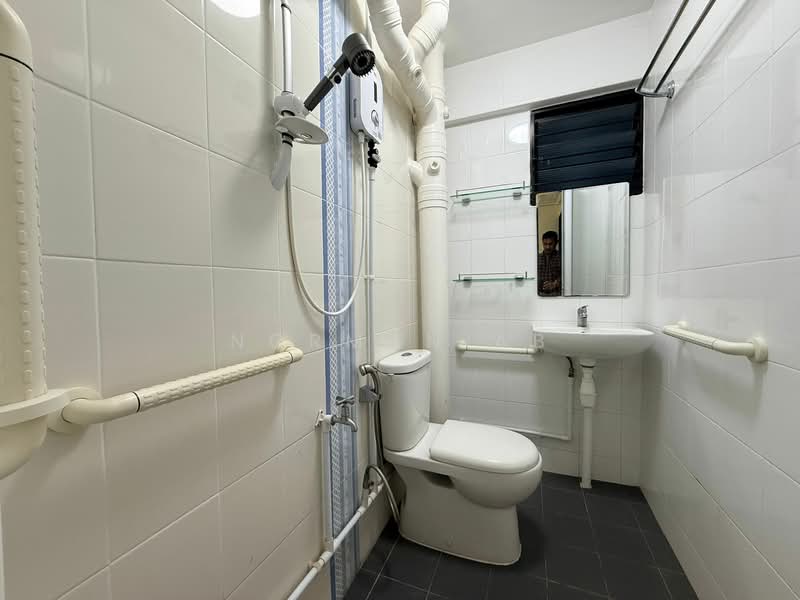 678 Hougang Avenue 8, 678 Hougang Avenue 8, 2 Bedrooms, 689 sqft, HDB Flat For Rent, by Norman AB, 500108552 - Bathroom - PropertyGuru.com.sg