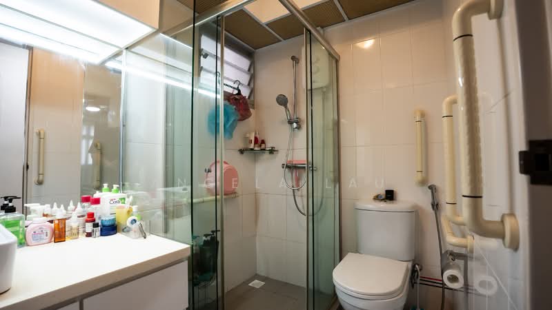810A Choa Chu Kang Avenue 7, 810A Choa Chu Kang Avenue 7, 3 Bedrooms, 1,216 sqft, HDB Flat For Sale, by Angela Lau, 500108560 - Bathroom - PropertyGuru.com.sg