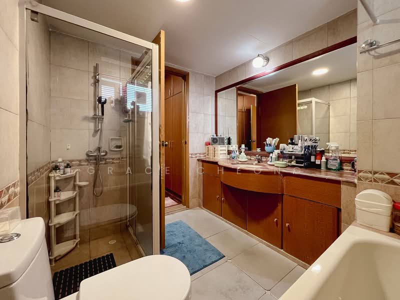 Chuan Villas, Chuan Close, 5 Bedrooms, 2,900 sqft, Terraced House For Sale, by Grace Cheong, 500108581 - Master Bathroom - PropertyGuru.com.sg