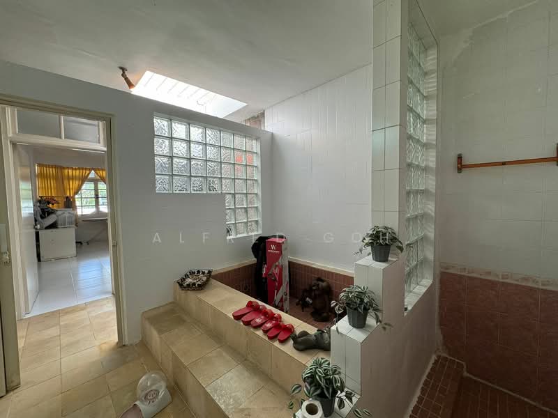 Sunset Way, Sunset Way, 5 Bedrooms, 3,500 sqft, Corner Terrace For Sale, by Alfred Goh, 500108602 - Bathroom - PropertyGuru.com.sg