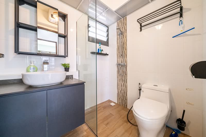 94 Dawson Road, 94 Dawson Road, 3 Bedrooms, 893 sqft, HDB Flat For Sale, by Alfred Cheong, 500108618 - Bathroom - PropertyGuru.com.sg