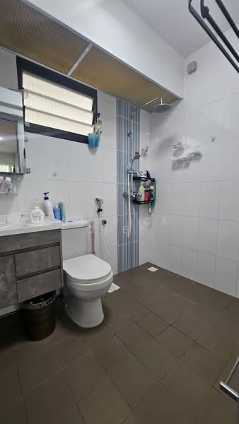274A Compassvale Bow, 274A Compassvale Bow, 3 Bedrooms, 1,216 sqft, HDB Flat For Sale, by Patrick Chee, 500108620 - Bathroom - PropertyGuru.com.sg