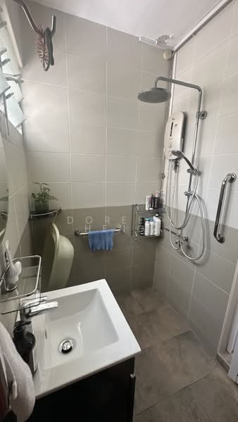 176 Bukit Batok West Avenue 8, 176 Bukit Batok West Avenue 8, 3 Bedrooms, 1,184 sqft, HDB Flat For Sale, by Doreen Heng, 500108636 - Bathroom - PropertyGuru.com.sg