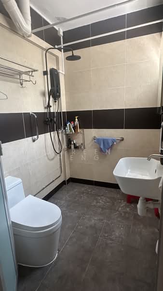 176 Bukit Batok West Avenue 8, 176 Bukit Batok West Avenue 8, 3 Bedrooms, 1,184 sqft, HDB Flat For Sale, by Doreen Heng, 500108636 - Bathroom - PropertyGuru.com.sg