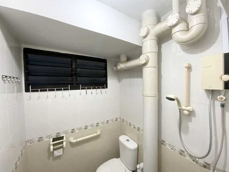 334 Clementi Avenue 2, 334 Clementi Avenue 2, 2 Bedrooms, 721 sqft, HDB Flat For Sale, by Nigel Seow, 500108673 - Bathroom - PropertyGuru.com.sg