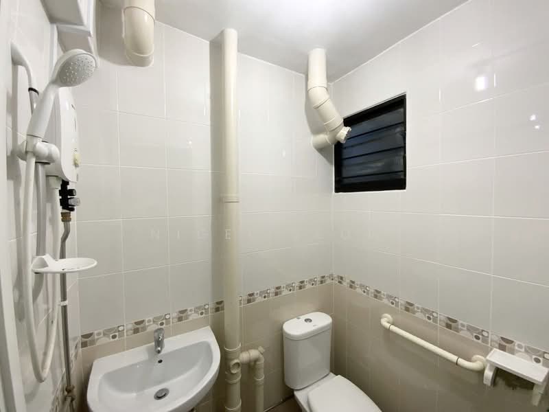 334 Clementi Avenue 2, 334 Clementi Avenue 2, 2 Bedrooms, 721 sqft, HDB Flat For Sale, by Nigel Seow, 500108673 - Bathroom - PropertyGuru.com.sg