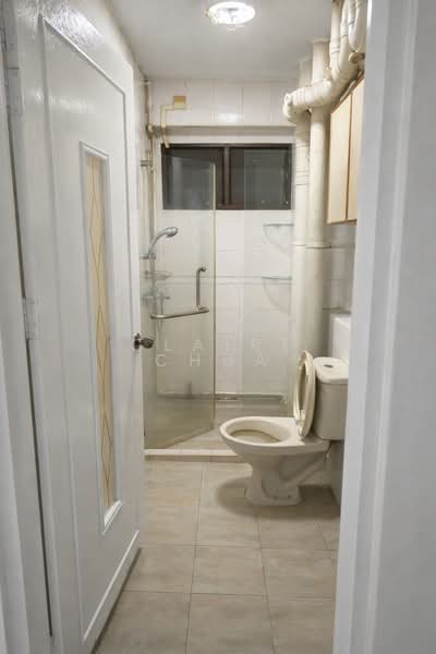 671 Choa Chu Kang Crescent, 671 Choa Chu Kang Crescent, 4 Bedrooms, 1,550 sqft, HDB Flat For Sale, by Claire Chua, 500108682 - Bathroom - Enhanced by AI  - PropertyGuru.com.sg