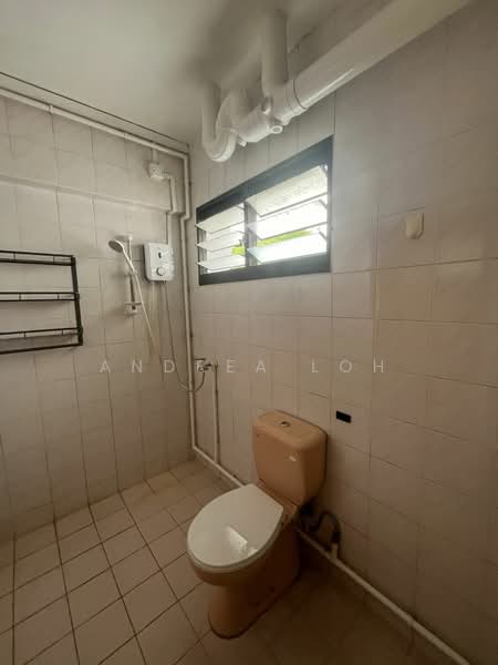 678 Woodlands Avenue 6, 678 Woodlands Avenue 6, 3 Bedrooms, 1,076 sqft, HDB Flat For Rent, by Andrea Loh, 500108690 - Bathroom - PropertyGuru.com.sg