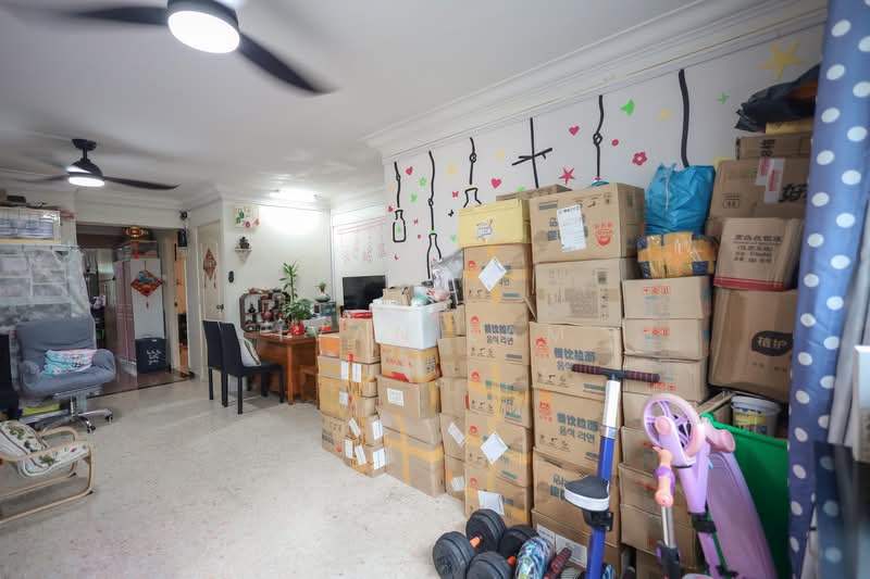 607 Ang Mo Kio Avenue 4, 607 Ang Mo Kio Avenue 4, 3 Bedrooms, 1,001 sqft, HDB Flat For Sale, by Ivan Lam, 500108710 - Living Room - PropertyGuru.com.sg