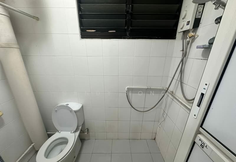 511 Bukit Batok Street 52, 511 Bukit Batok Street 52, 3 Bedrooms, 904 sqft, HDB Flat For Sale, by Sandy Hong, 500108781 - Bathroom - PropertyGuru.com.sg
