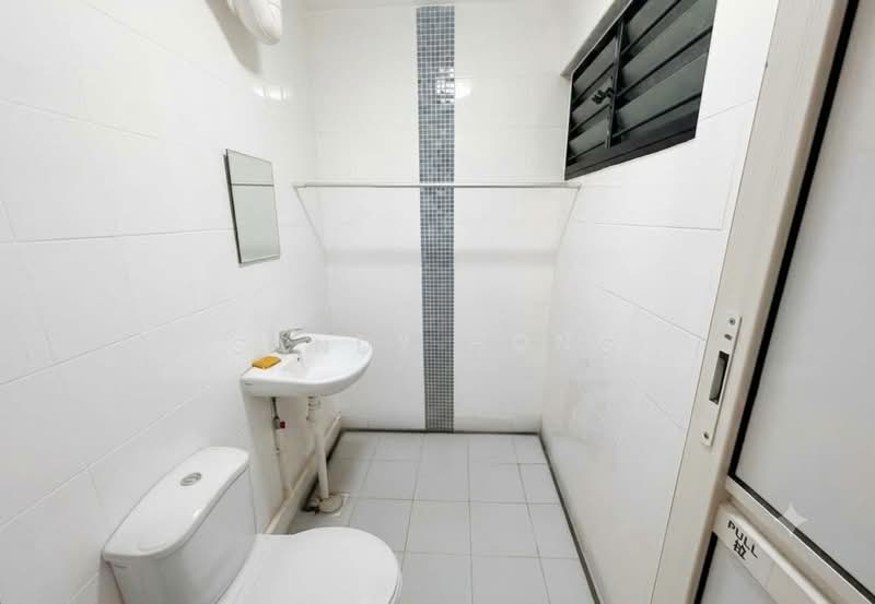 511 Bukit Batok Street 52, 511 Bukit Batok Street 52, 3 Bedrooms, 904 sqft, HDB Flat For Sale, by Sandy Hong, 500108781 - Bathroom - PropertyGuru.com.sg