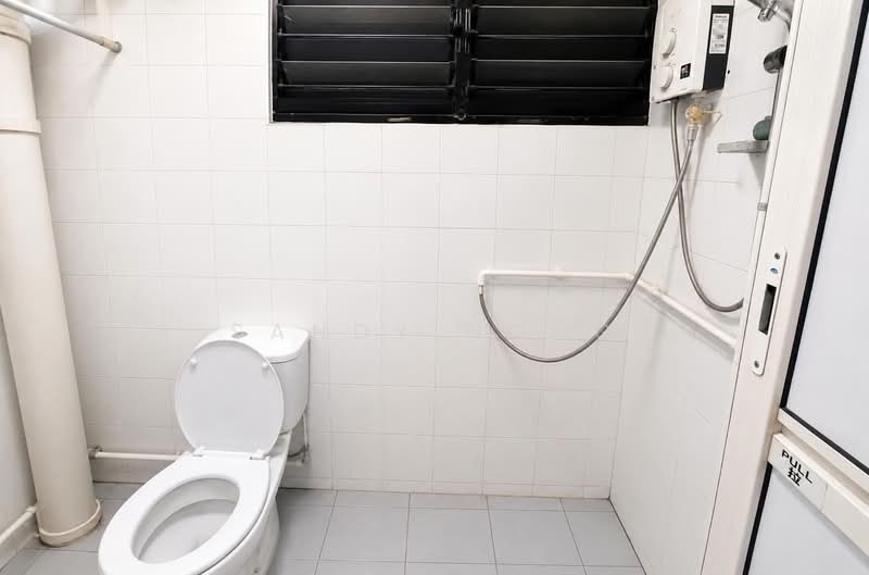 511 Bukit Batok Street 52, 511 Bukit Batok Street 52, 3 Bedrooms, 904 sqft, HDB Flat For Sale, by Sandy Hong, 500108781 - Bathroom - PropertyGuru.com.sg