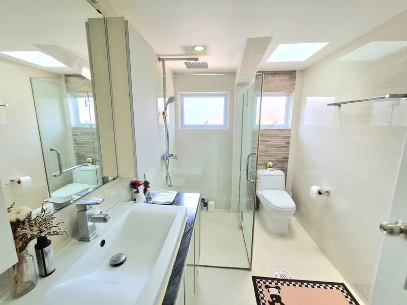 Terrace House | D16 Meragi Rd, Meragi Road, 5 Bedrooms, 3,500 sqft, Terraced House For Sale, by Ivan Lam, 500108810 - Bathroom - PropertyGuru.com.sg