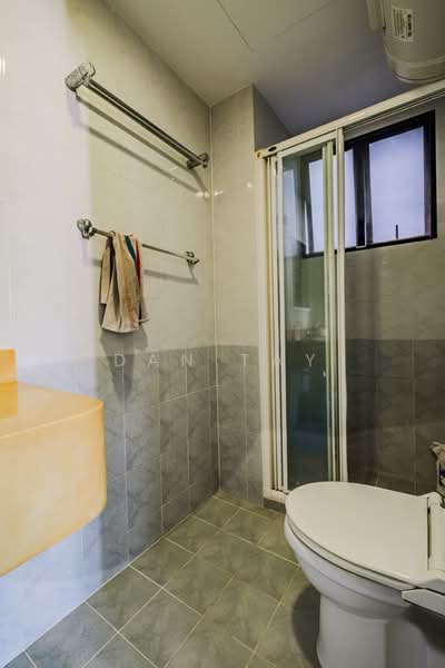 Mendon Spring, 198 Pasir Panjang Road, 3 Bedrooms, 1,055 sqft, Condominium For Sale, by Dan Tay, 500108822 - Bathroom - PropertyGuru.com.sg