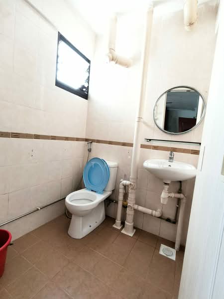 229 Bukit Batok East Avenue 3, 229 Bukit Batok East Avenue 3, 2 Bedrooms, 721 sqft, HDB Flat For Sale, by Keith Low, 500108824 - Bathroom - PropertyGuru.com.sg