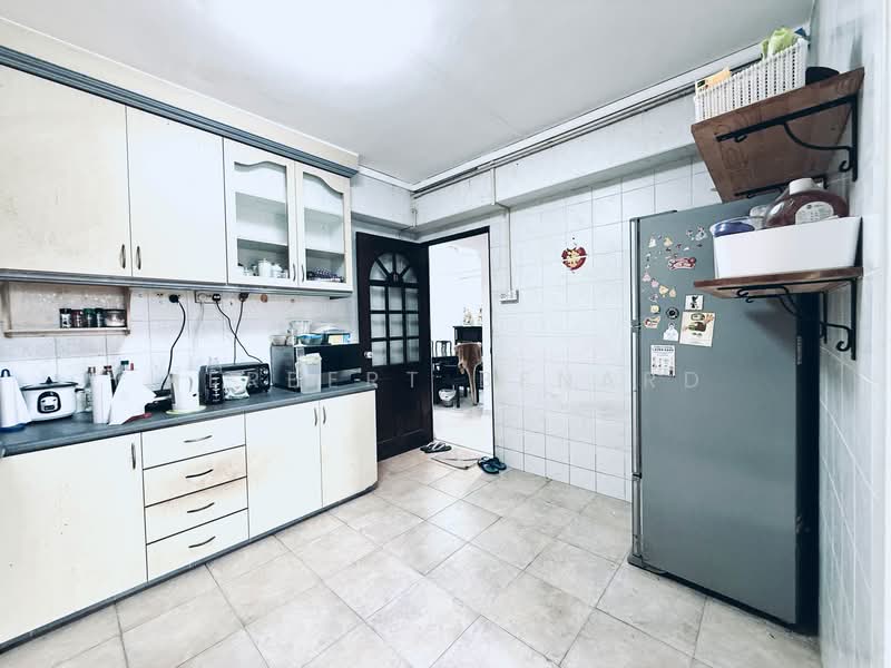 364 Tampines Street 34, 364 Tampines Street 34, 3 Bedrooms, 1,302 sqft, HDB Flat For Sale, by Herbert Benard, 500108864 - Kitchen - PropertyGuru.com.sg