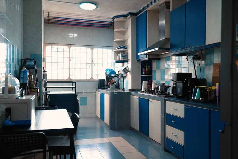 CHEAPEST TOP FLOOR 4-ROOM WITH PRIVATE RECESS IN TAMPINES, <750M TO SIMEI MRT. 10 MINS TO AIRPORT !, , 3 Bedrooms, 1,174 sqft, HDB Flat For Sale, by Chelsey Soh, 500108883 - Kitchen - PropertyGuru.com.sg