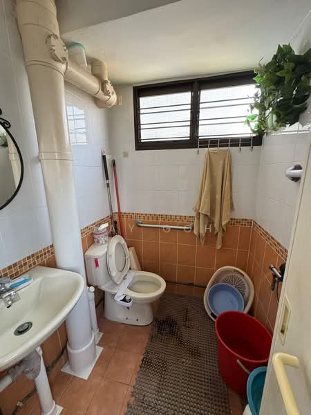 331 Clementi Avenue 2, 331 Clementi Avenue 2, 2 Bedrooms, 67 sqft, HDB Flat For Sale, by Jay Goh, 500108891 - Bathroom - PropertyGuru.com.sg