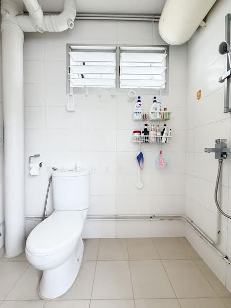 337 Woodlands Avenue 1, 337 Woodlands Avenue 1, 3 Bedrooms, 1,119 sqft, HDB Flat For Sale, by Rachel Koo, 500108893 - Bathroom - PropertyGuru.com.sg