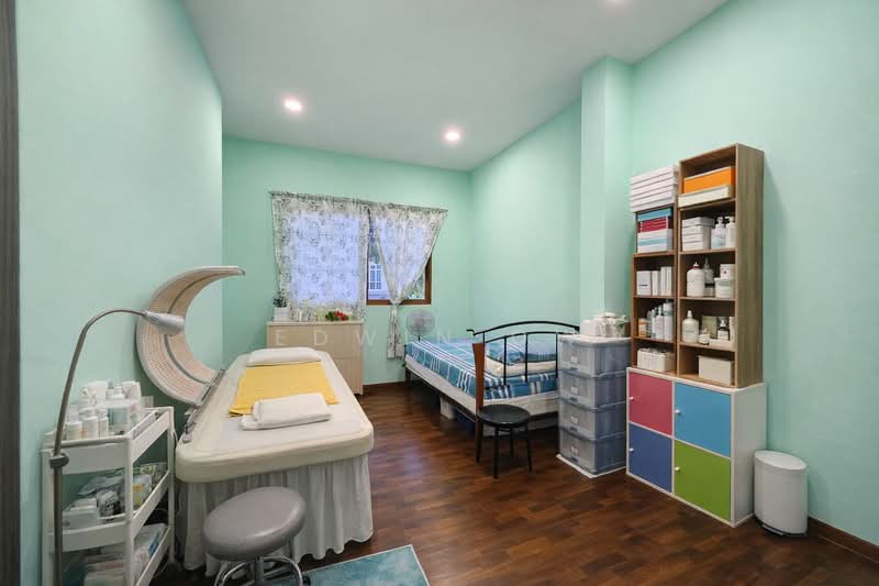 1KM TAO NAN SCH ! 3 STRY SEMI DETACHED ! SUPER CONVENIENT LOCATION, EAST COAST RD / TELOK KURAU / MARINE PARADE, 4 Bedrooms, 3,500 sqft, Semi-Detached House For Sale, by Edwin Ow, 500108895 - Bedroom - PropertyGuru.com.sg