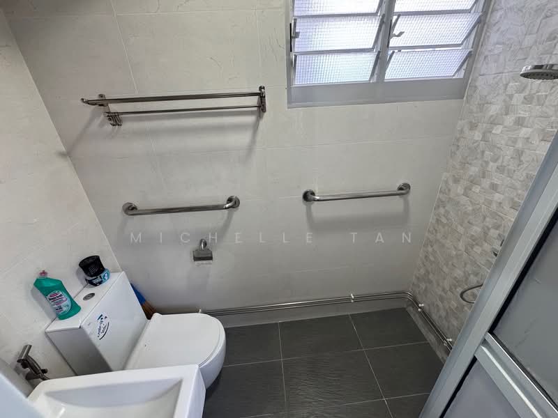 283 Tampines Street 22, 283 Tampines Street 22, 3 Bedrooms, 1,110 sqft, HDB Flat For Sale, by Michelle Tan, 500108906 - Bathroom - PropertyGuru.com.sg