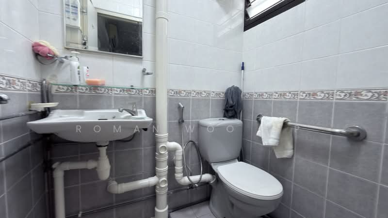 319 Ang Mo Kio Avenue 1, 319 Ang Mo Kio Avenue 1, 3 Bedrooms, 785 sqft, HDB Flat For Sale, by Roman Woo C P, 500108920 - Bathroom - PropertyGuru.com.sg