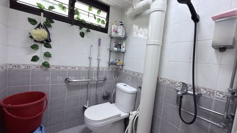 319 Ang Mo Kio Avenue 1, 319 Ang Mo Kio Avenue 1, 3 Bedrooms, 785 sqft, HDB Flat For Sale, by Roman Woo C P, 500108920 - Bathroom - PropertyGuru.com.sg